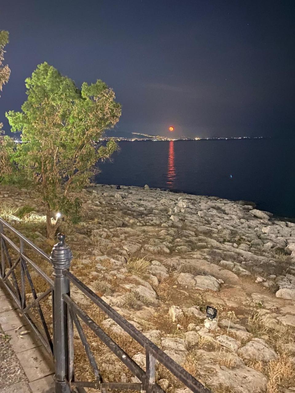 Mia'S Seaside Penthouse - Panoramic View Apartment Pireu Exterior foto